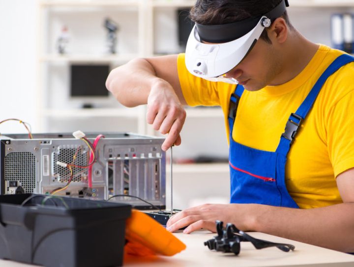 retirepc worker Refurbishing Old Electronics